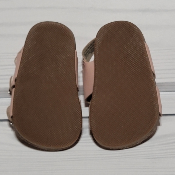 0-3M Old Navy, NWOT, cream beige sandals. - Picture 6 of 6